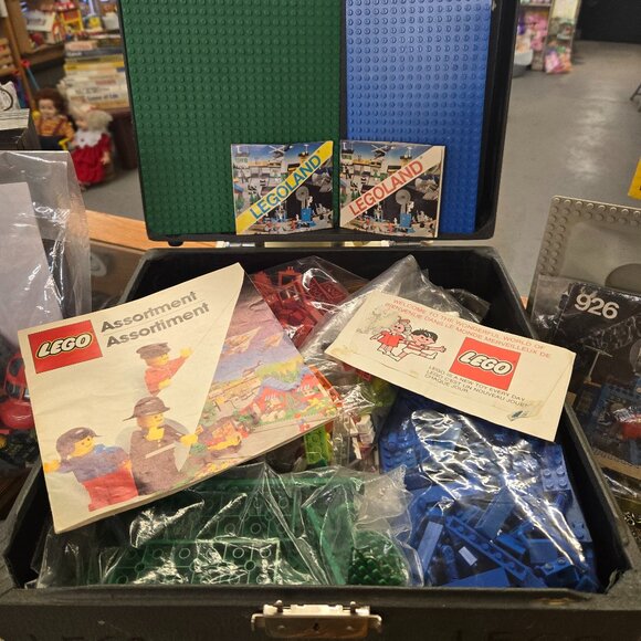 8 pounds Lego lots of vintage 1970's to some modern in locking Case - Picture 1 of 11